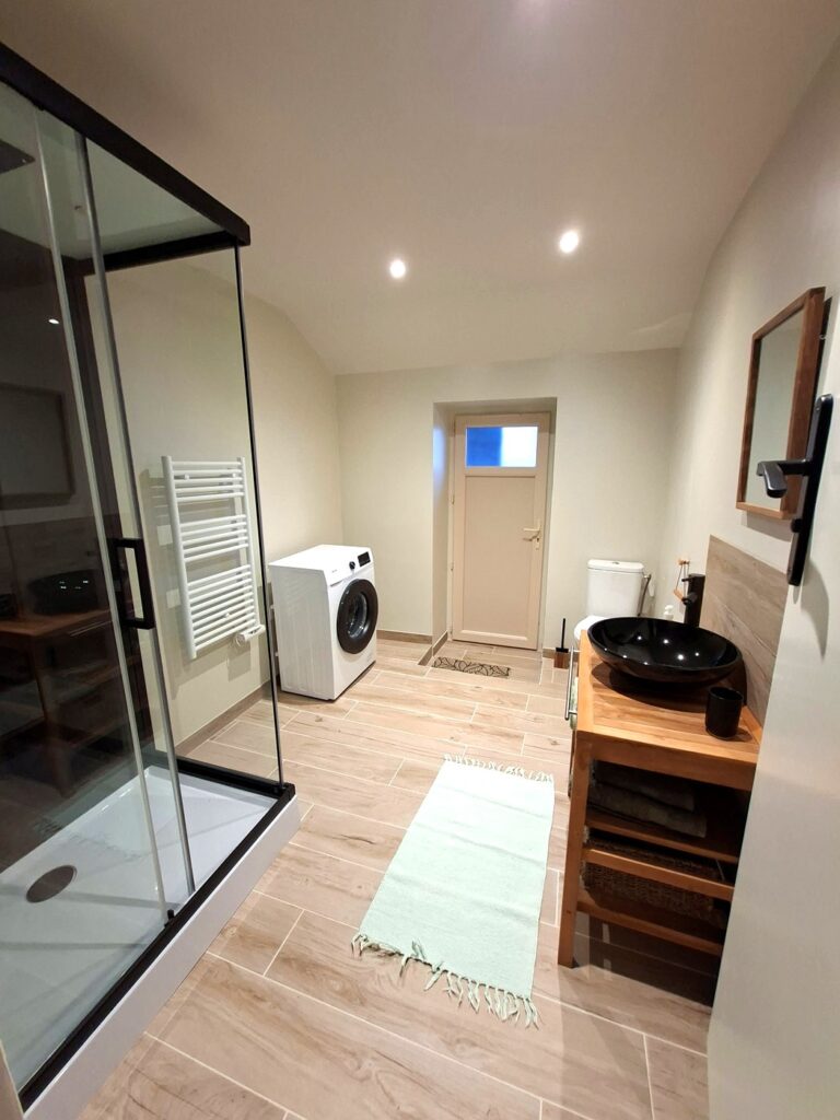 Hauts de Marnac Gite Métairie SdB Bas1