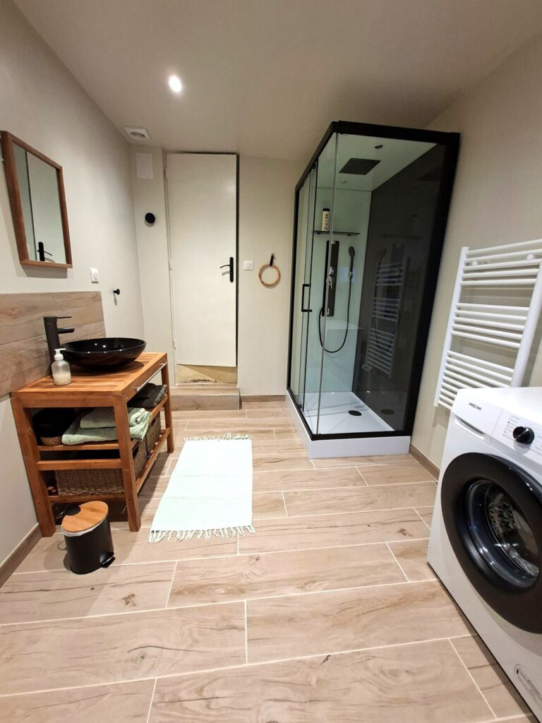 Hauts de Marnac Gite Métairie SdB Bas2